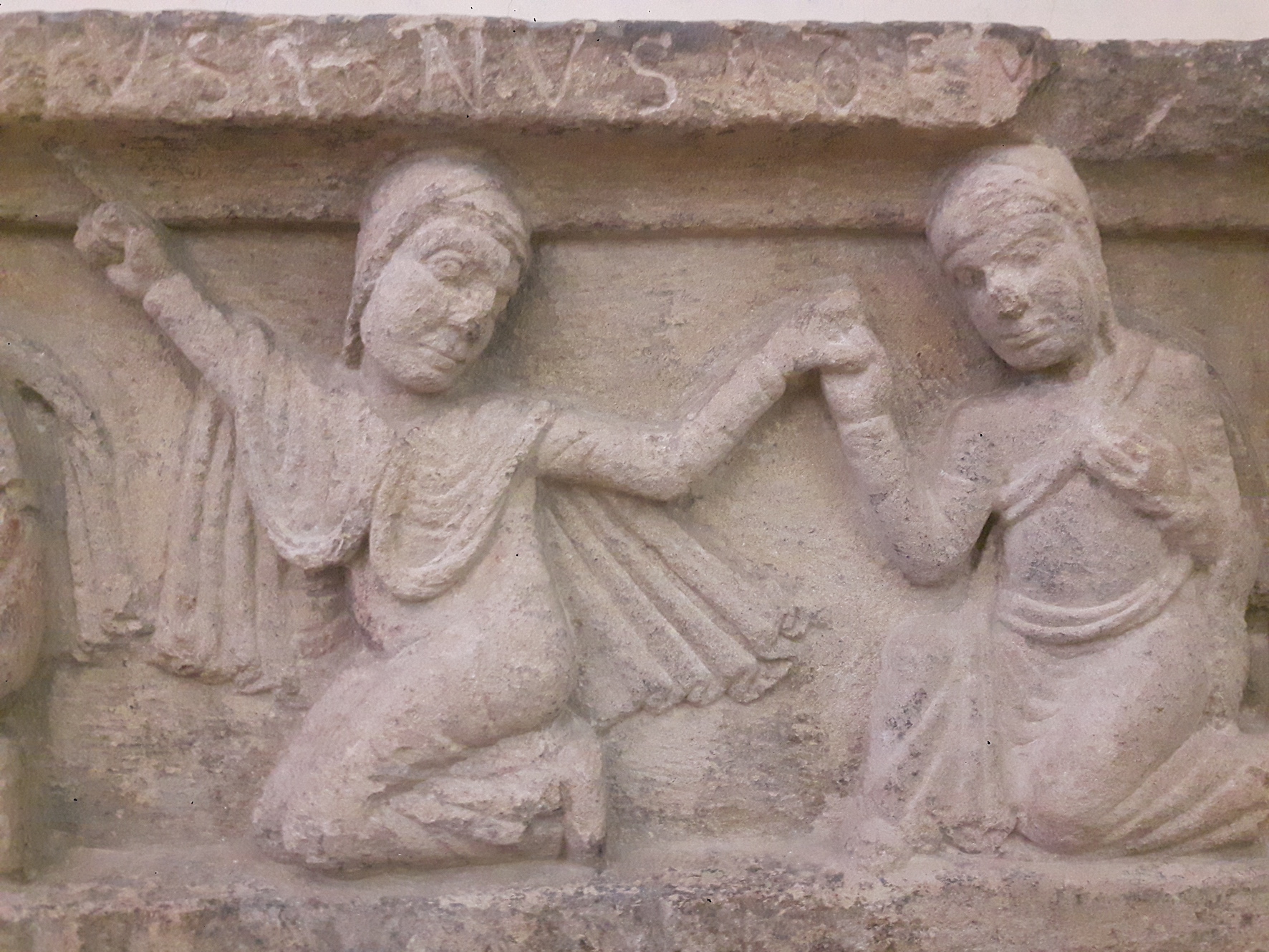 Piacenza, chiesa di San Matteo, dettaglio dell'architrave scolpito